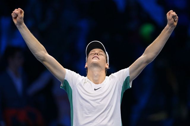 Jannik Sinner supera Karen Khachanov in un match impressionante, guadagnandosi un posto nei quarti di finale degli Australian Open, nonostante le sfide poste dal vento e dalle condizioni di gioco.