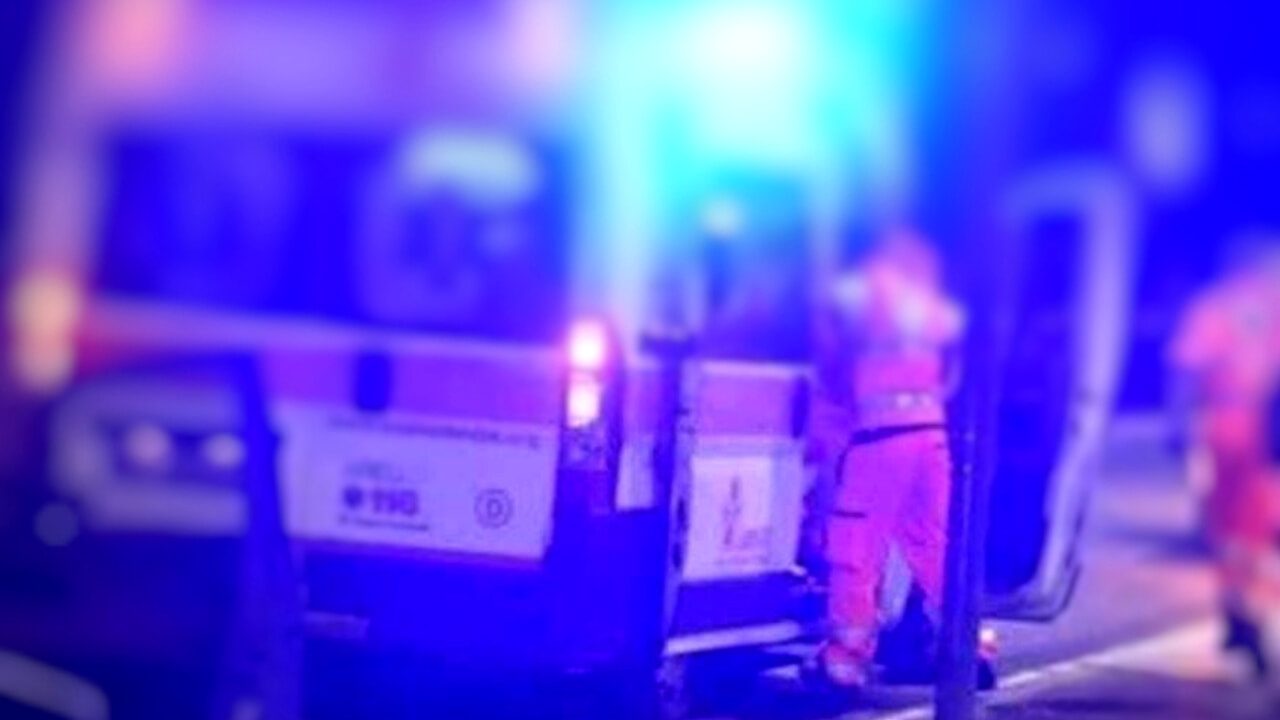 Un tragico scontro frontale tra due auto sulla SS 693 Garganica ha causato la morte di quattro persone e il ferimento di una giovane donna.