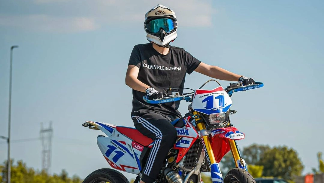 Manuel Zerbelloni, un ragazzo di 18 anni, è tragicamente morto a seguito di un incidente motociclistico a Vittuone. La comunità di Sedriano piange la sua scomparsa