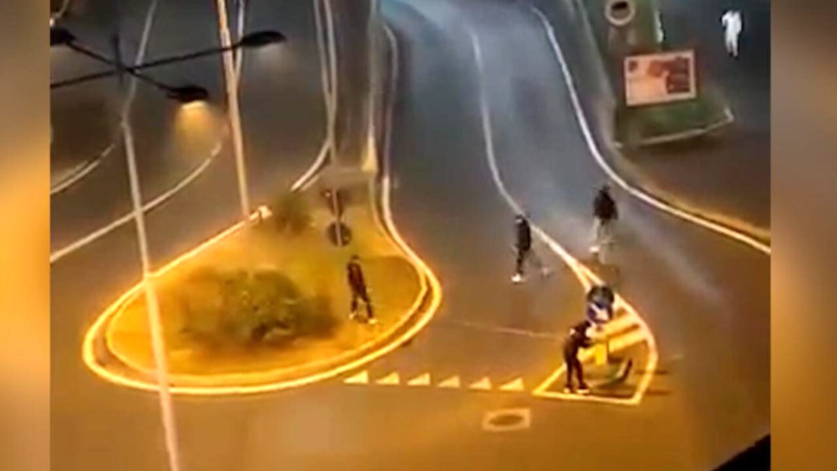 Un gruppo di ragazzi ha causato pericolo a Settimo Torinese tendendo un nastro ad altezza d'uomo attraverso la strada, un gesto grave che ha rischiato di provocare incidenti.