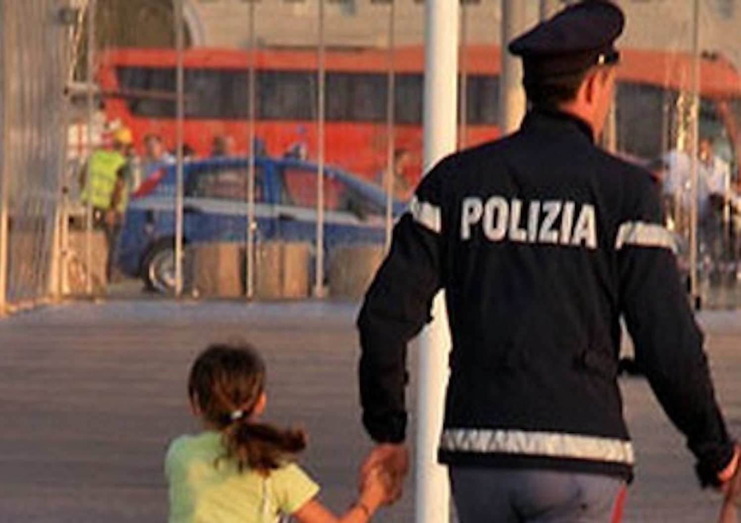 A Mondragone, Caserta, una bambina di 5 anni viene abbandonata dai genitori salvata da un barista che vedeva la piccola in grossa difficoltà