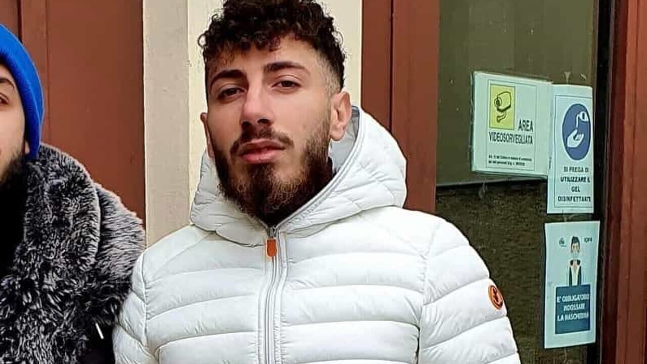 Santi Placido, un ragazzo di 22 anni, è tragicamente scomparso in un incidente stradale nella notte a Santa Maria di Licodia, lasciando la comunità in lutto.