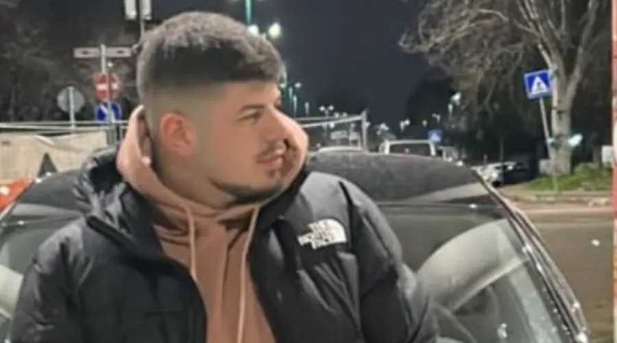 La città di Giugliano è sconvolta dalla morte di Saverio Mallardo, 22 anni, deceduto in un incidente stradale sull'Asse Mediano. La comunità ricorda un giovane pieno di vita, impegnato nel lavoro con il padre.