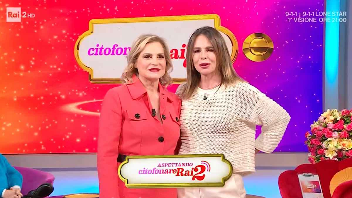 Paola Perego ritorna su Rai2, ma Simona Ventura commette una gaffe: “Scusa”