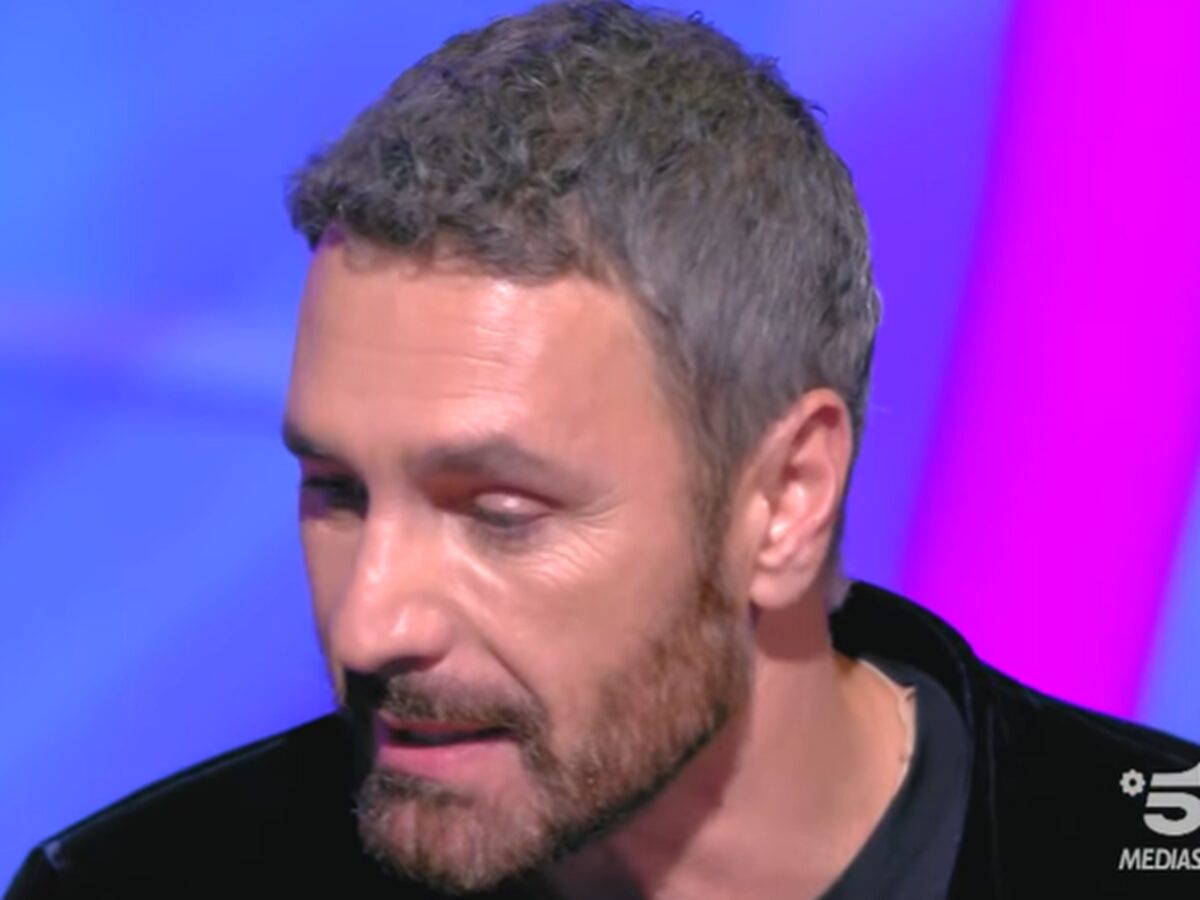 In una puntata toccante di "C'è Posta per Te", Raoul Bova aiuta a riconciliare Sandro e Luciana, una coppia che ha affrontato la perdita del figlio. Un viaggio in Polinesia e una collana significativa segnano il loro cammino verso la guarigione.
