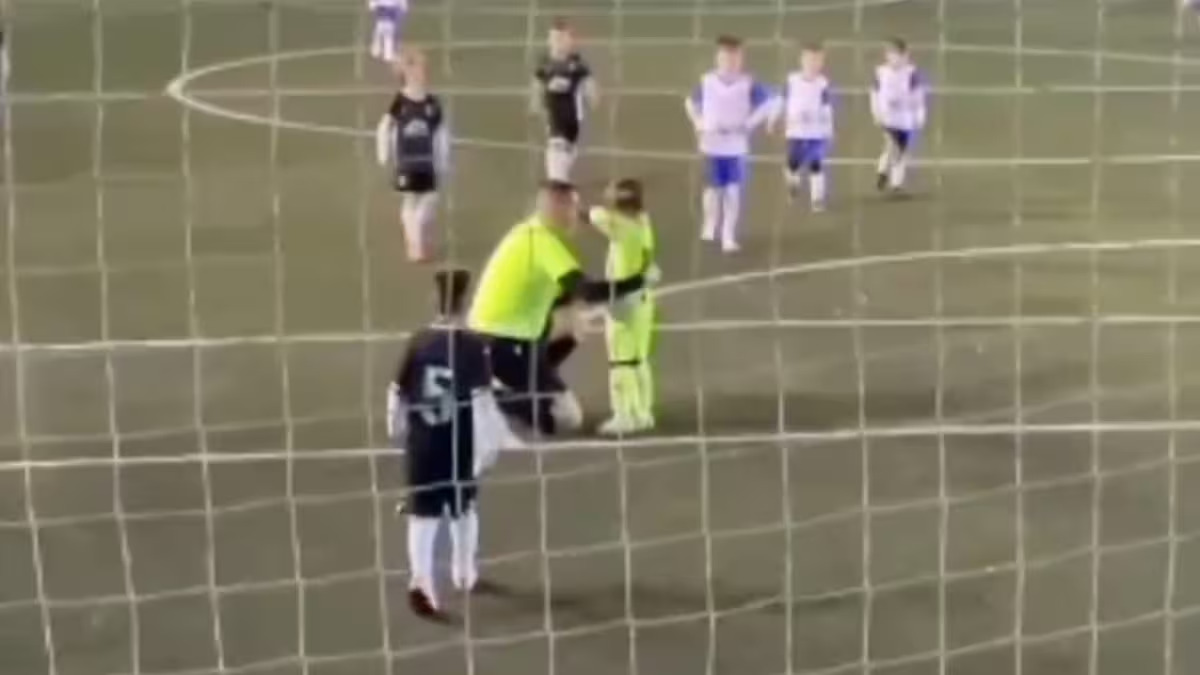 Durante una partita juniores di calcio a 7, l'arbitro José Garcia Ferrer ha mostrato empatia e comprensione nei confronti di un giovane portiere in lacrime, suscitando ammirazione sui social.