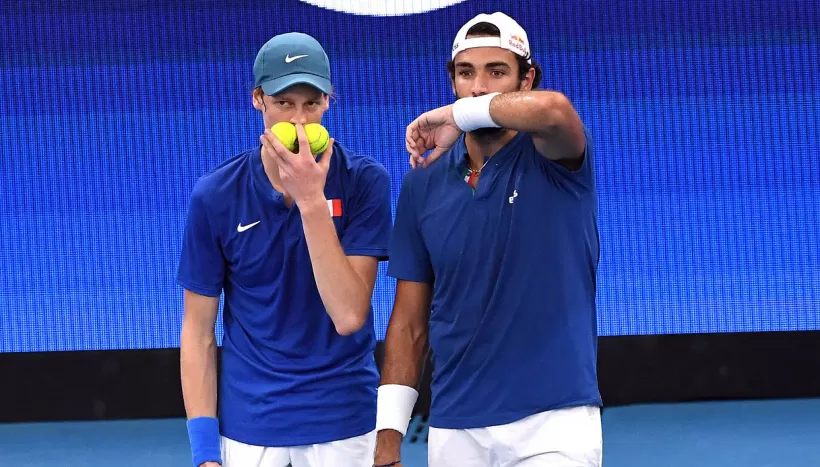 Jannik Sinner, vincitore dell'Australian Open, esprime sostegno a Matteo Berrettini, lottando contro gli infortuni e la caduta nel ranking.