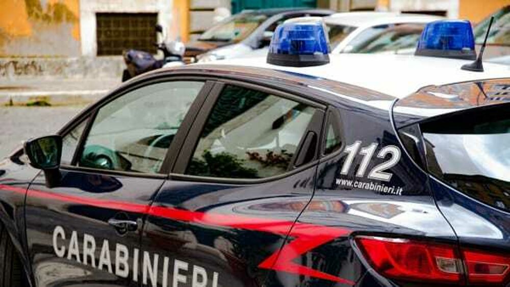Una ragazzina di 16 anni è stata aggredita dal titolare di un bar a Jesolo dopo essersi pettinata i capelli seduta a un tavolo del locale.