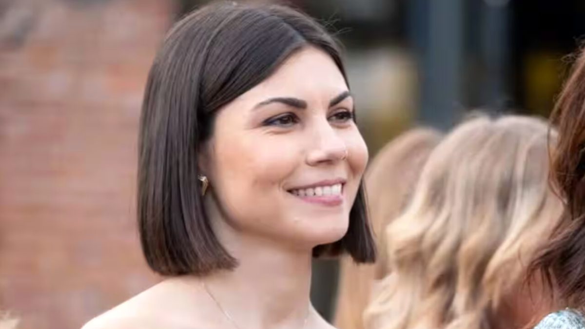 Il mondo del giornalismo italiano piange la scomparsa di Carlotta Dessì, giornalista Mediaset, deceduta a soli 35 anni. Una vita spesa tra coraggio e passione, simbolo di forza e resilienza.