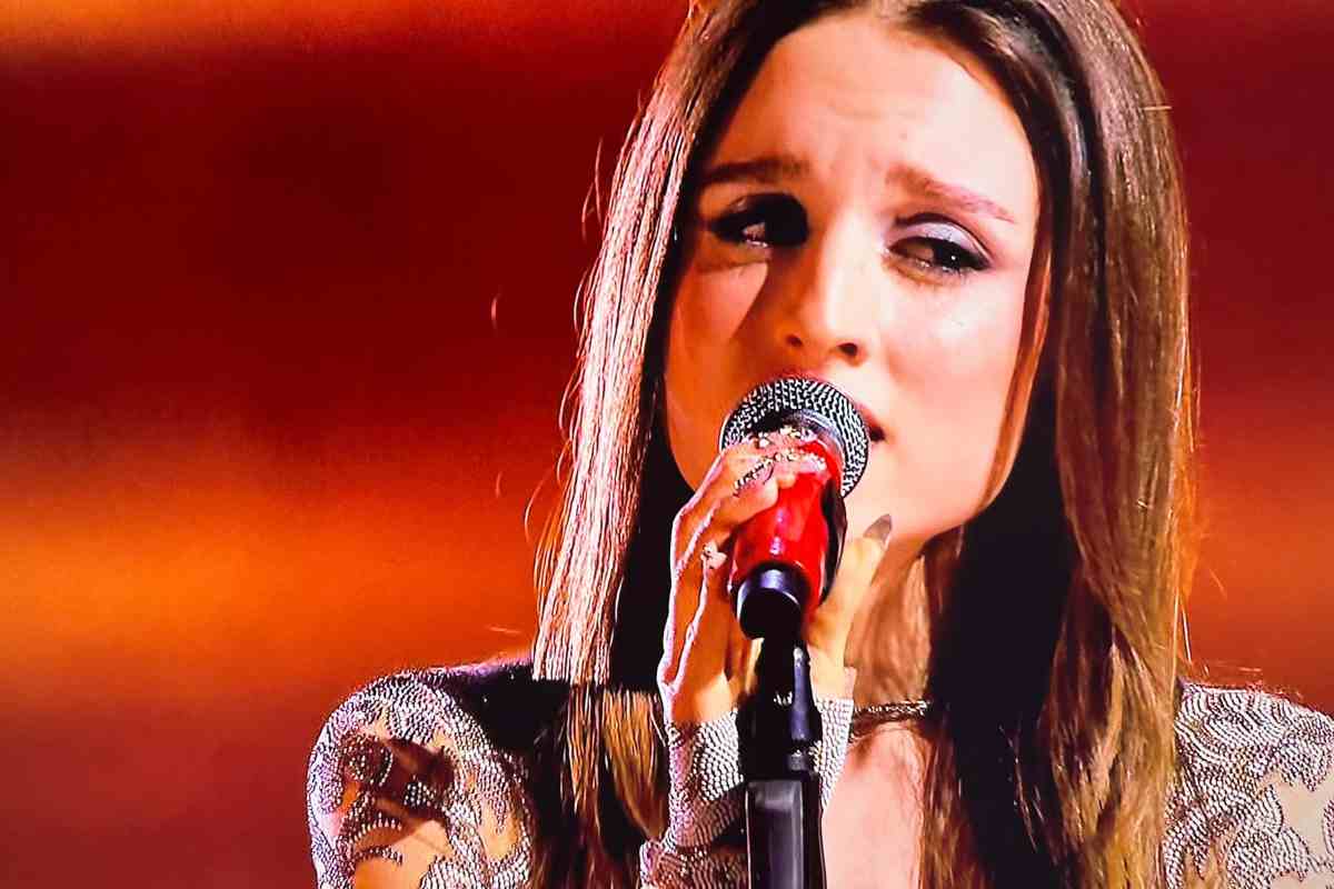 Magia al festival di Sanremo, Angelina Mango canta “La Rondine” omaggiando il padre, poi si lascia andare in un pianto liberatorio, l’Ariston esplode