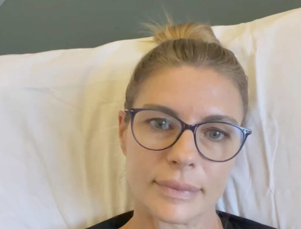 Martina Colombari rivela di essersi sottoposta ad un'operazione d'urgenza, spiegando la sua assenza dai social e rassicurando i suoi follower.