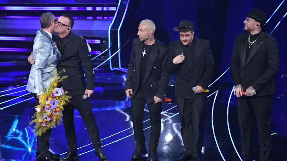 La vittoria di Geolier nella serata cover del Festival di Sanremo 2024 solleva polemiche e disapprovazione, segnando un momento di forte divisione tra il pubblico in sala e quello da casa.