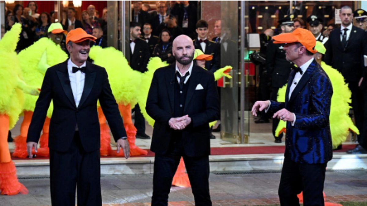 Sanremo, John Travolta in mezzo a un mare di polemiche per il cachet di 200mila euro e il veto al video del ballo del Qua Qua