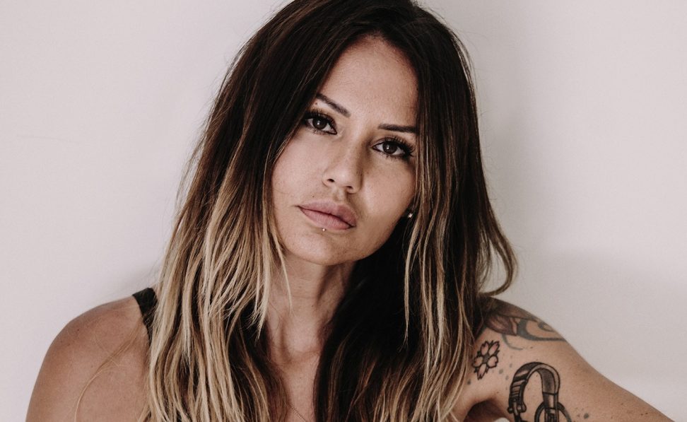 La DJ Deborah De Luca lancia un messaggio di prevenzione dopo un'operazione chirurgica