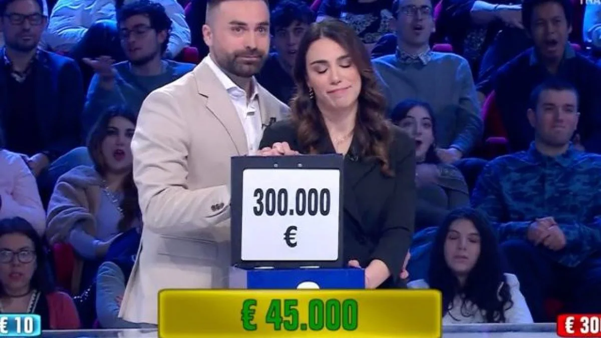 Valentina e Alessandro lasciano Affari Tuoi con 45mila euro, scoprendo poi di aver perso 300mila euro contenuti nel loro pacco iniziale.