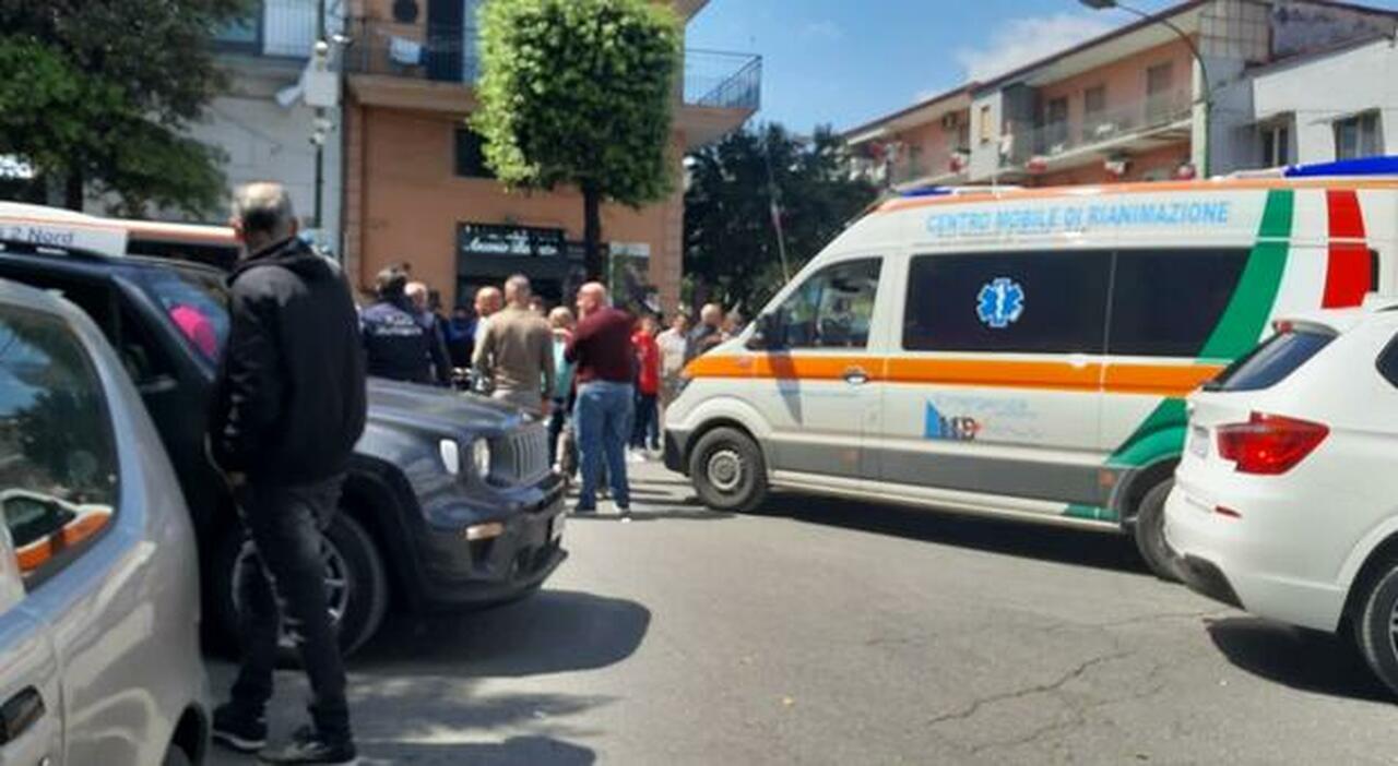 Una violenta rissa interrompe una festa a Afragola: cinque feriti da colpi di arma da fuoco in piazza.