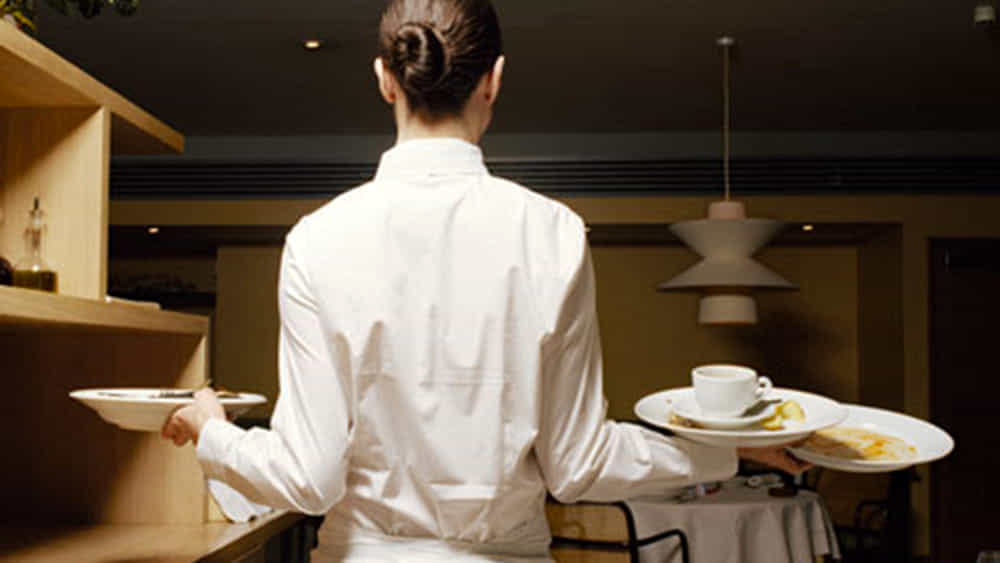 Offerta di lavoro speciale, ristoratore cerca cameriera, offre 2.200 euro netti al mese per 40 ore settimanali, di cui 3 in palestra