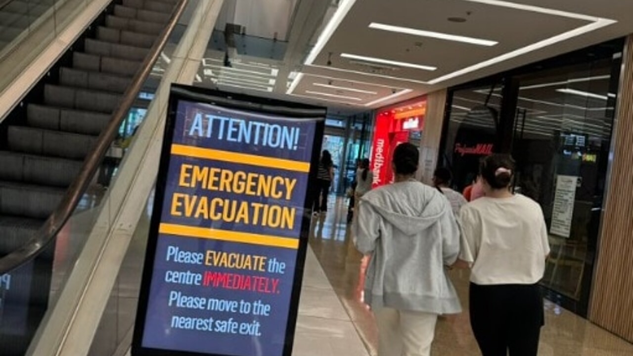 Paura in un centro commerciale, uomo armato di coltello fa irruzione nella galleria, “diverse sono le persone uccise”