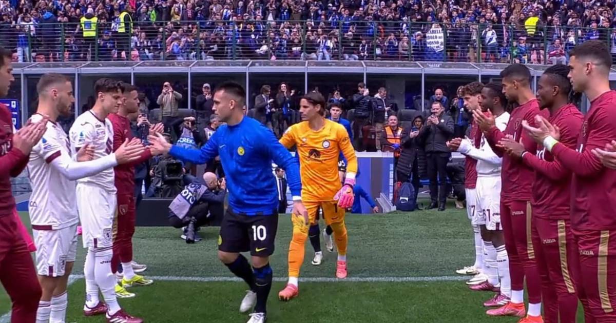 Inter-Torino, i granata rendono omaggio ai campioni d’Italia con il “pasillo” d’onore