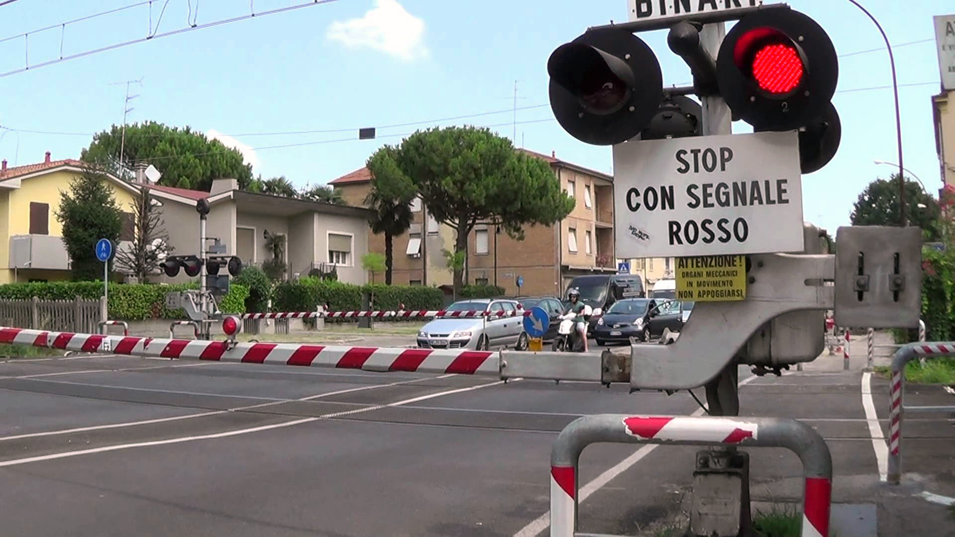 Rimane intrappolata con l’auto su un passaggio a livello, viene travolta e uccisa da un treno regionale