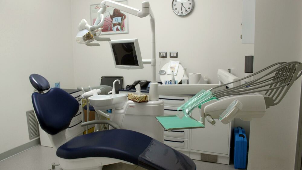Dentista spinge troppo una vite che penetra nel cranio del paziente: “Diceva che era normale”