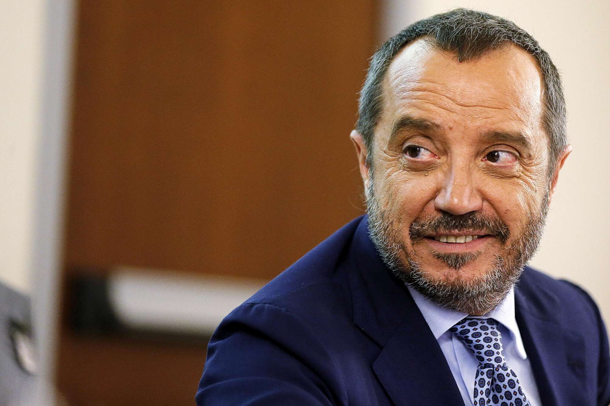 Franco Di Mare, giornalista Rai, muore a 68 anni dopo aver lottato contro un tumore aggressivo. La notizia è stata comunicata dalla famiglia attraverso una nota.