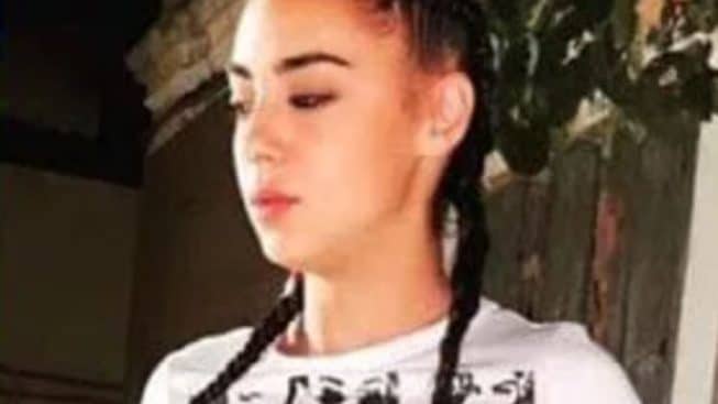 Un incidente stradale a Brindisi ha causato la morte della 21enne Erika Rezza e ha lasciato una comunità in lutto.