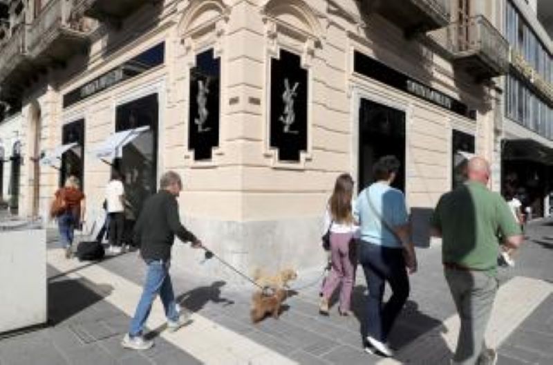 Apre oggi a Bari il nuovo negozio monomarca di Yves Saint Laurent in via Sparano. L'attesa inaugurazione prende il posto dello storico negozio Cima, presente dal 1928, chiuso lo scorso Natale.