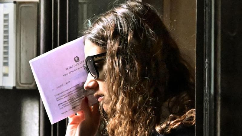 Samuel, ex fidanzato di Chiara Petrolini, la 21enne accusata di omicidio di due neonati, racconta la sua esperienza tra pressione mediatica e vicenda giudiziaria.