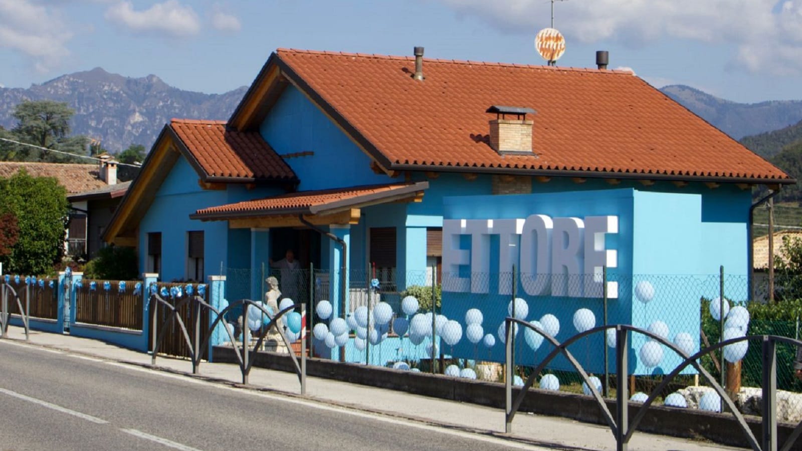 Un papà di Farra di Soligo, in provincia di Treviso, ha scelto un modo originale per celebrare l'arrivo del suo bambino. Federico, insieme alla compagna, ha dipinto tutta la casa di azzurro per annunciare ai concittadini la nascita del piccolo Ettore.