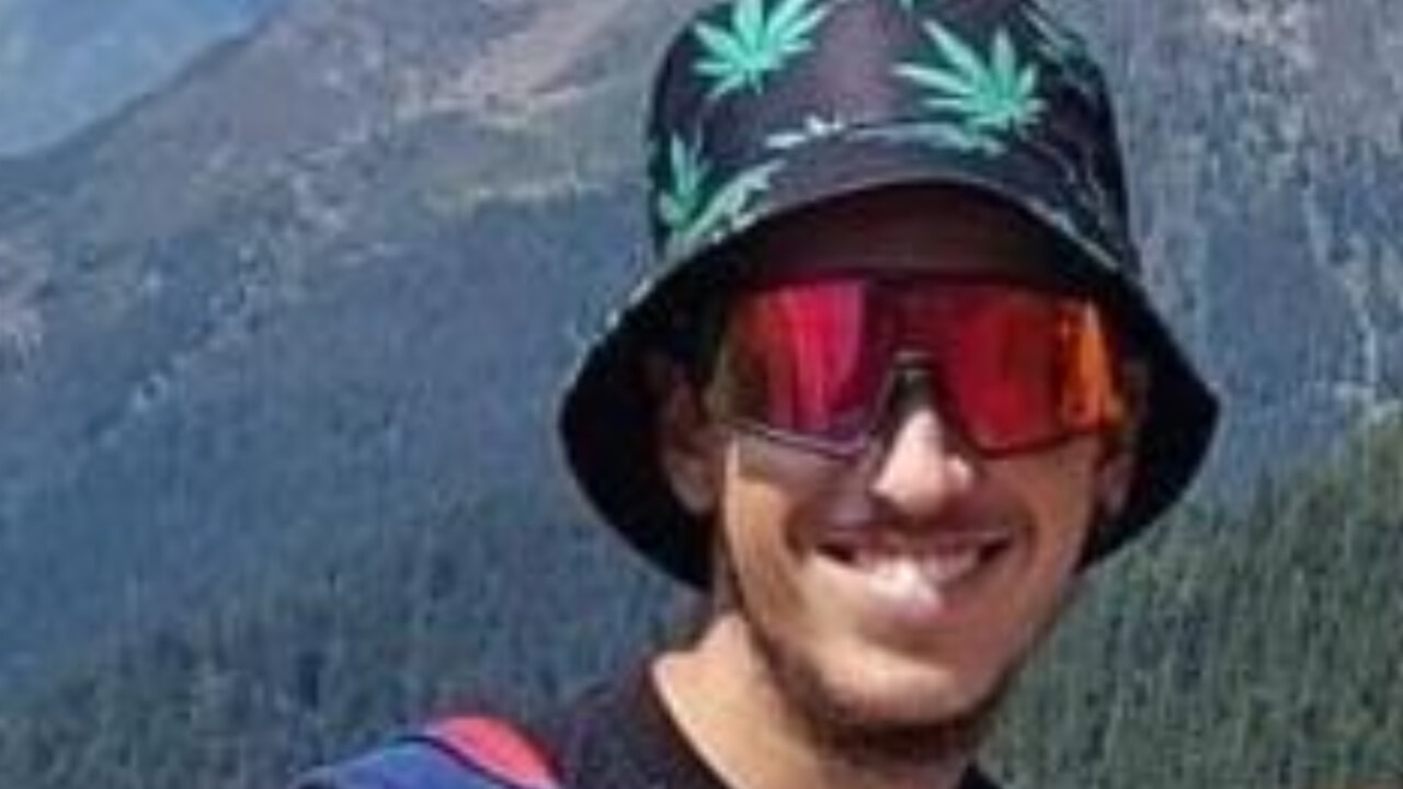 Giornata di festa trasformata in tragedia a Levate, in provincia di Bergamo. Sabato 5 ottobre, il 17enne Fabio De Martino ha perso la vita in un incidente in moto mentre viaggiava insieme al padre.