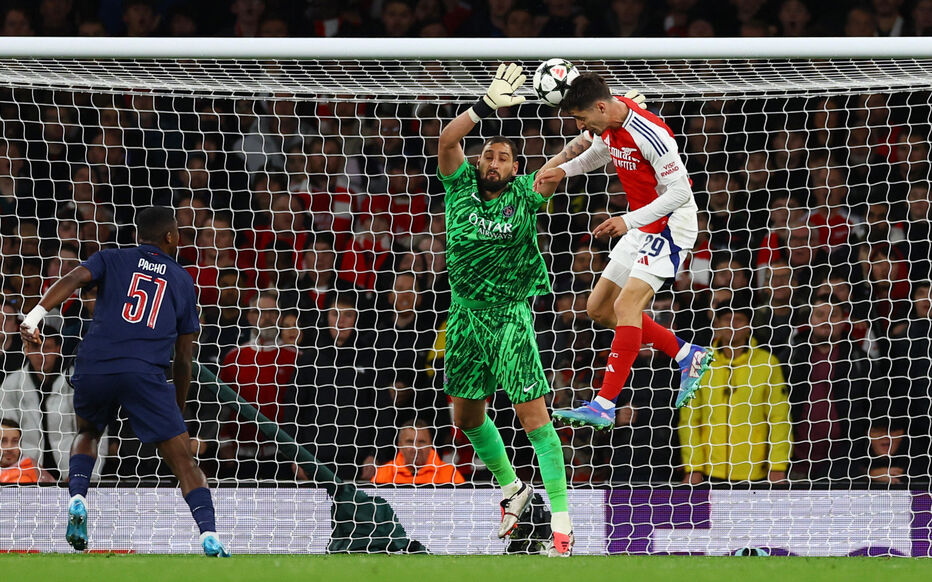 Gianluigi Donnarumma protagonista in negativo nel match tra Arsenal e Paris Saint-Germain. L’italiano è stato autore di due errori pesanti che hanno inciso sull'andamento della partita all’Emirates Stadium, contribuendo al vantaggio dei padroni di casa.