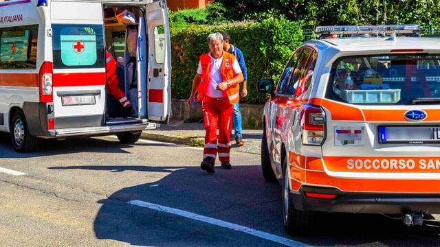 Tragedia familiare ad Ariccia, vicino Roma, dove una donna di 67 anni, Franca Bernardinì, è morta investita dal marito durante una manovra in retromarcia.
