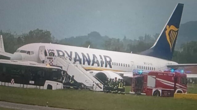 Attimi di tensione questa mattina a Orio al Serio, in provincia di Bergamo, quando lo pneumatico di un volo Ryanair proveniente da Barcellona è esploso durante la fase di atterraggio. Lo scalo è stato temporaneamente chiuso per ragioni di sicurezza.